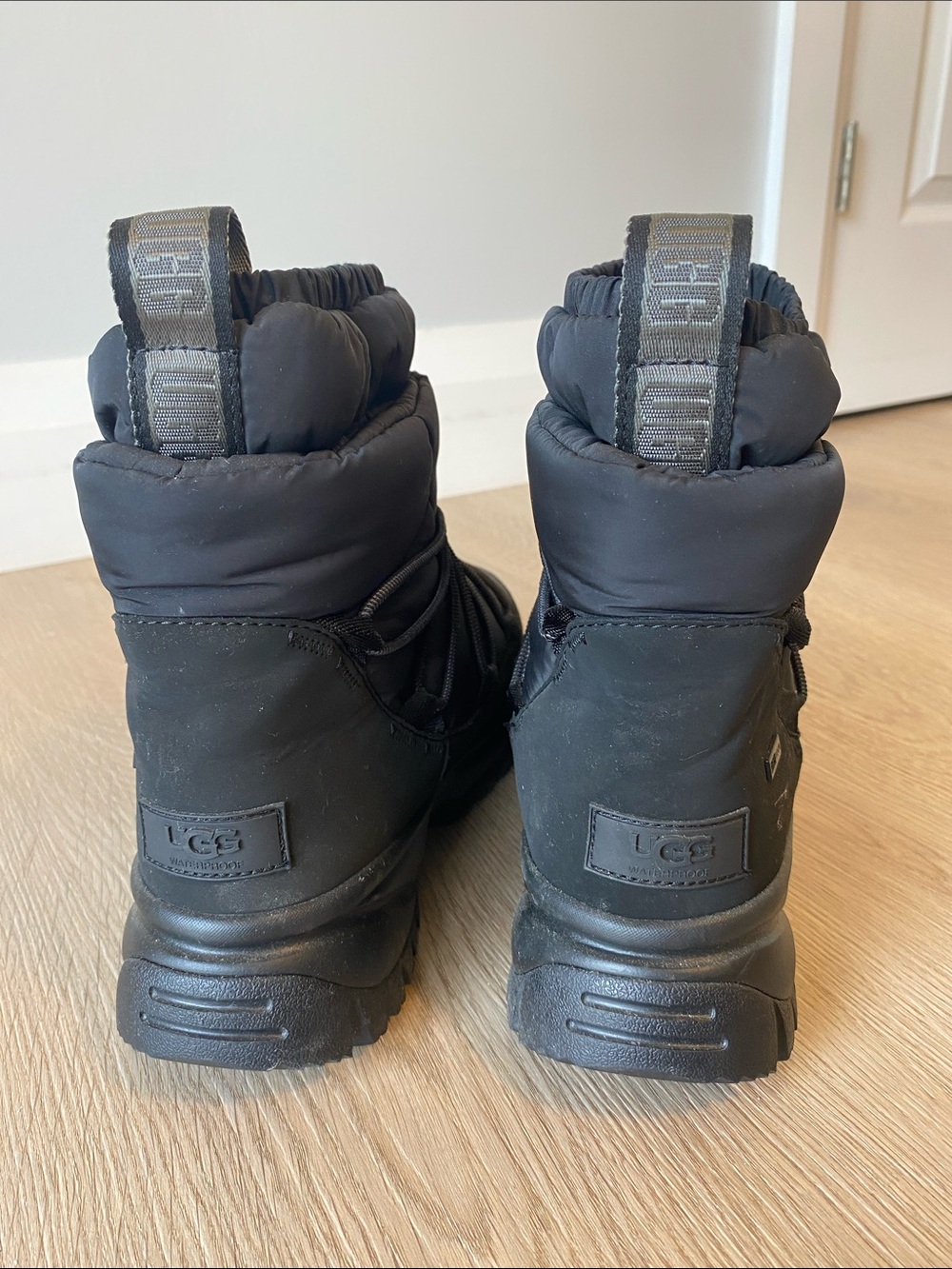 UGG Black Insulated Snow Boots Women’s Size 9 Winter Lace Up - Picture 4 of 9